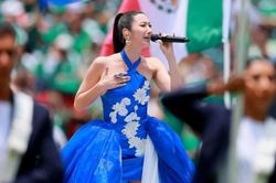 Nữ ca sĩ từng bị từ chối nay th&agrave;nh hiện tượng World Cup 2026