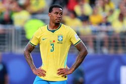 Truyền th&ocirc;ng thế giới 'ng&atilde; ngửa' trước Brazil