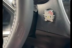 Vật trang trí hình Hello Kitty khiến chiếc Toyota không thể khởi động