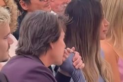 Tom Cruise hôn tay vợ Beckham gây tranh cãi