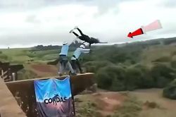 Cảnh cô gái nhảy bungee từ độ cao 40 m trong khi chưa cài dây an toàn