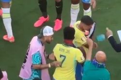Cầu thủ Brazil phớt lờ Neymar?