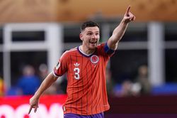 Robertson g&acirc;y sốt với mẹo vượt luật mới của FIFA