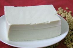 Tại sao đậu phụ đóng gói luôn được ngâm trong nước? Có nên rửa đậu phụ sau khi mua?