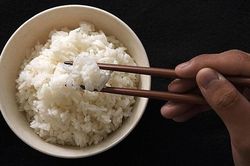 B&aacute;c sĩ Nhật khuy&ecirc;n d&ugrave;ng: Chế độ ăn '3 v&agrave;ng' chống l&atilde;o h&oacute;a, ăn cơm trắng với thứ n&agrave;y giảm lượng đường trong m&aacute;u sau ăn tới 24%
