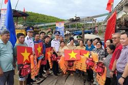 Cảnh sát biển Việt Nam đồng hành cùng ngư dân Vĩnh Long