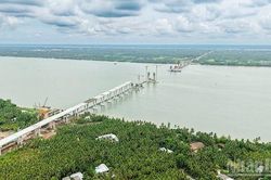 Bộ trưởng Xây dựng kiểm tra tiến độ cầu Đại Ngãi 1 bắc qua sông Hậu