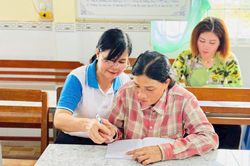 Miệt m&agrave;i dạy chữ cho học vi&ecirc;n cao tuổi