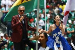 Khi 'Benny Blanco của K-pop' đứng trên sân cỏ 'World Cup'