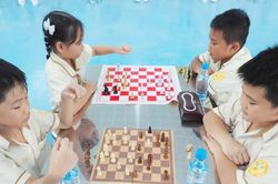 Muôn kiểu ứng phó với 'học kỳ thứ ba'