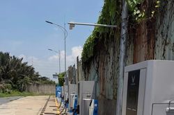 Hai đối tượng cắt trộm d&acirc;y sạc trạm xe điện đem b&aacute;n đồng n&aacute;t lấy tiền mua rượu