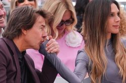 Tranh cãi Tom Cruise nắm tay Victoria Beckham
