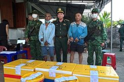 Bắt giữ 3 đối tượng cùng hàng trăm kg thuốc và hơn 10.000 kíp nổ