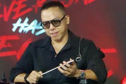 Hoàng Touliver ngồi xe lăn