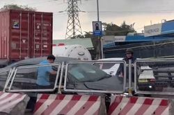 Va chạm container, ô tô lao vào dải phân cách ở TPHCM