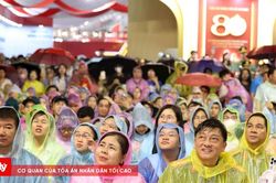H&agrave;ng ng&agrave;n người đội mưa xem gala 'Tổ quốc b&igrave;nh y&ecirc;n'