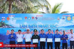 Hơn 1.200 tình nguyện viên Đà Nẵng nhặt rác, lặn biển giải cứu san hô