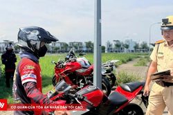 Xử phạt 4 người tụ tập, duyệt tay lái trong khu dân cư