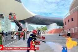 Hàng trăm em nhỏ hào hứng làm lính cứu hỏa