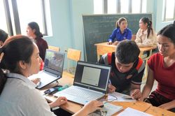Cuối tuần kh&ocirc;ng nghỉ, c&aacute;n bộ xuống th&ocirc;n gi&uacute;p đồng b&agrave;o l&agrave;m thủ tục h&agrave;nh ch&iacute;nh