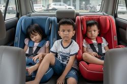 Nhà có 3 con nhỏ nhưng chỉ lắp được 2 ghế trẻ em, phải làm sao?