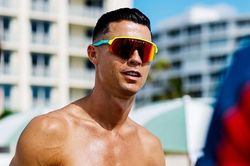 Ronaldo khoe 'body' 6 mũi tuyệt phẩm trên bãi biển World Cup