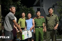 Phát hiện trăn hoang dã bên đường, người dân giao nộp cho cơ quan chức năng