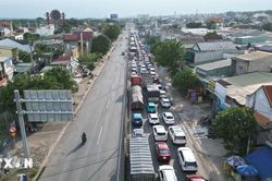Đồng Nai: Hàng nghìn phương tiện chật vật di chuyển do ùn tắc kéo dài