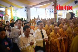 Lễ tưởng niệm, kỳ si&ecirc;u liệt sĩ v&agrave; đồng b&agrave;o y&ecirc;u nước đ&atilde; hy sinh tại C&ocirc;ng vi&ecirc;n L&ecirc; Thị Ri&ecirc;ng