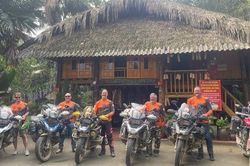 Người đ&agrave;n &ocirc;ng Dao đưa ng&ocirc;i nh&agrave; s&agrave;n b&ecirc;n hồ Th&aacute;c B&agrave; th&agrave;nh điểm đến của du kh&aacute;ch quốc tế