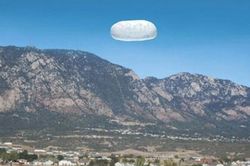Mỹ tung bằng chứng chấn động về UFO 'hình củ khoai tây' lơ lửng trên núi quân sự