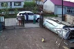 Ông nội đấm vỡ kính ô tô, giải cứu cháu trai 2 tuổi mắc kẹt bên trong