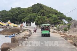 Du lịch C&agrave; Mau: Kh&aacute;m ph&aacute; H&ograve;n Đ&aacute; Bạc hoang sơ đ&oacute;n đầu s&oacute;ng gi&oacute;