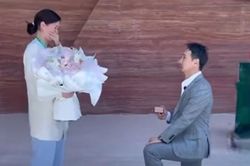 Vượt qua cửa tử, nam diễn viên quỳ gối cầu hôn nữ bác sĩ đồng hành suốt 5 năm