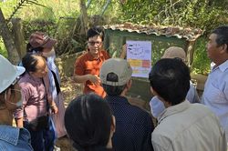 Đi chợ bằng... r&aacute;c
