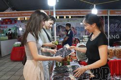 Hội chợ Xúc tiến thương mại và sản phẩm OCOP Điện Biên thu hút đông đảo người dân tham quan, mua sắm