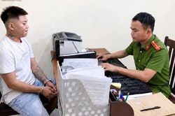 Công an xã Ia Lâu vận động đối tượng truy nã ra đầu thú