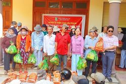 Gia Lai: Trao 350 suất quà cho người khiếm thị có hoàn cảnh khó khăn
