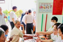 Khám bệnh, cấp thuốc miễn phí cho 500 người dân xã Bàu Cạn