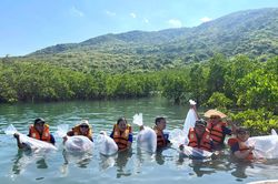 Thả 11.500 con tôm, cá giống tái tạo nguồn lợi thủy sản vịnh Nha Trang
