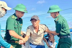 Biên phòng Lâm Đồng kịp thời đưa thuyền viên gặp sự cố sức khỏe trên biển vào bờ điều trị