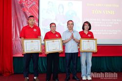 Ninh B&igrave;nh khai mạc chương tr&igrave;nh 'H&agrave;nh tr&igrave;nh đỏ - Kết nối d&ograve;ng m&aacute;u Việt' năm 2026