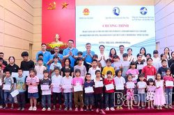 Trao quà cho 200 trẻ em có hoàn cảnh khó khăn tại xã Cẩm Khê