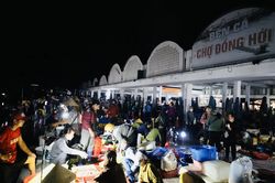 Chợ c&aacute; trước b&igrave;nh minh