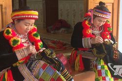 Gìn giữ nghề thêu thổ cẩm gắn với phát triển du lịch cộng đồng
