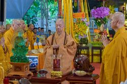 Đức Pháp chủ quang lâm thắp hương cầu nguyện siêu tiến anh linh liệt sĩ và đồng bào yêu nước