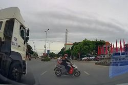 Cắt ngang đầu xe bồn, xe máy suýt bị ô tô khác đâm vào