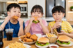 Vì sao trẻ dễ béo phì khi nghỉ hè?