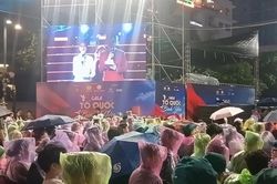 Khán giả đội mưa hào hứng theo dõi Gala Tổ quốc bình yên