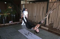 Độc đáo xu hướng treo người trên không để chữa lành ở Dubai